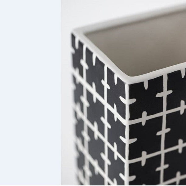 nuove forme ABA-11 vase rectangular b/w in detail